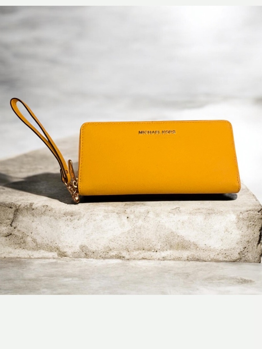 MICHAEL KORS JET SET TRAVEL LEATHER CONTINENTAL WRISTLET WALLET (DAISY
YELLOW)
